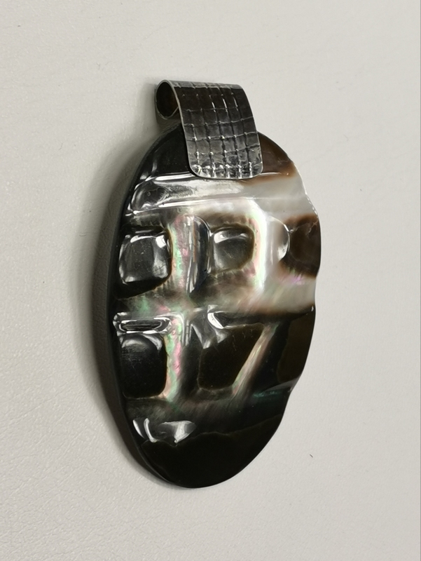 Stříbrný přívěs s perletí