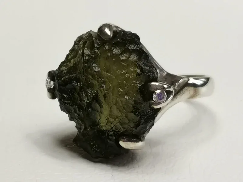 Stříbrný prsten s přírodním vltavínem