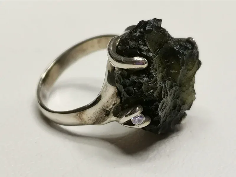 Stříbrný prsten s přírodním vltavínem