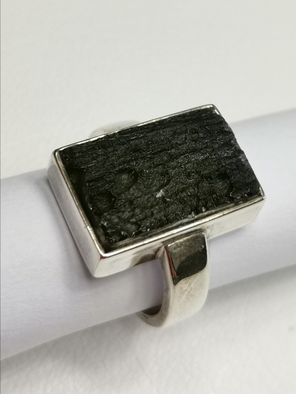 Stříbrný prsten s přírodním vltavínem