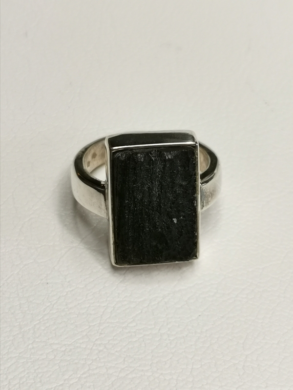 Stříbrný prsten s přírodním vltavínem