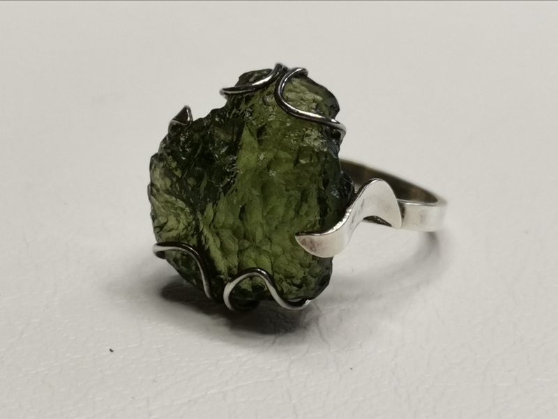 Stříbrný prsten s přírodním vltavínem