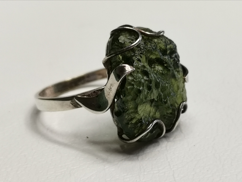 Stříbrný prsten s přírodním vltavínem