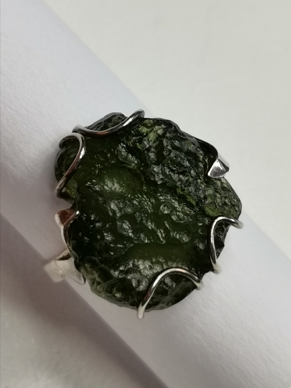 Stříbrný prsten s přírodním vltavínem