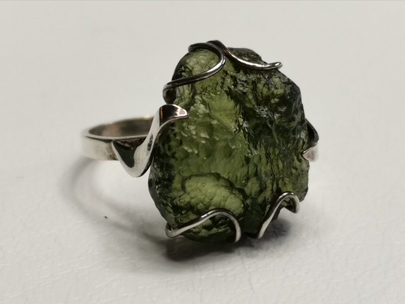 Stříbrný prsten s přírodním vltavínem