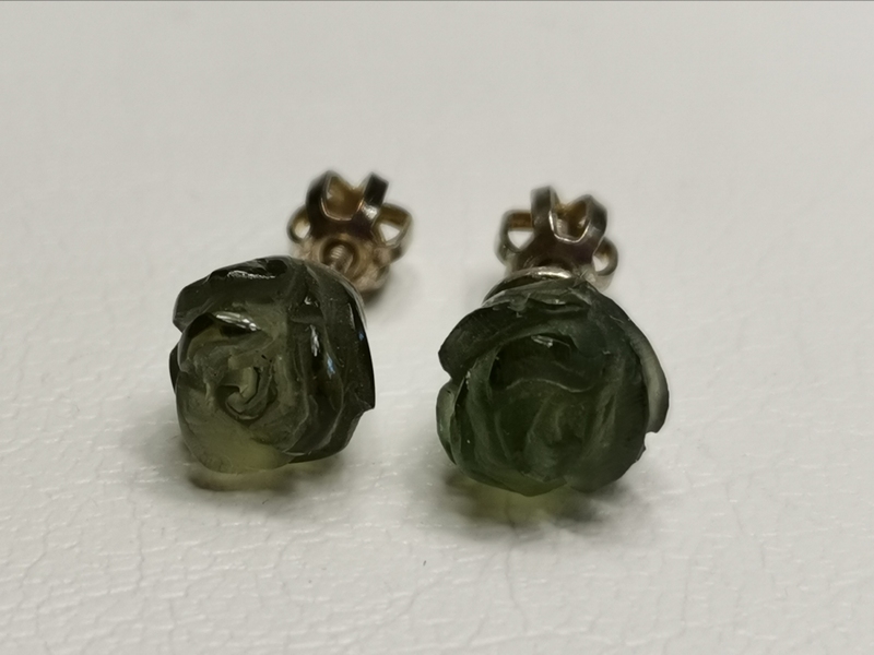 Stříbrné naušnice růže vyřezané z vltavínu