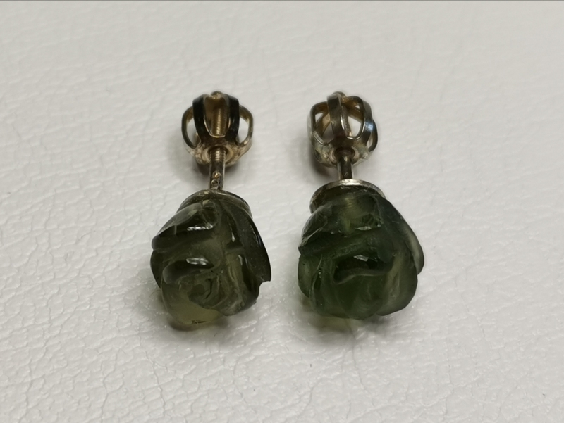 Stříbrné naušnice růže vyřezané z vltavínu