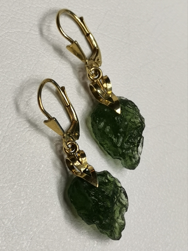 Zlaté naušnice se zavěšeným vltavínem