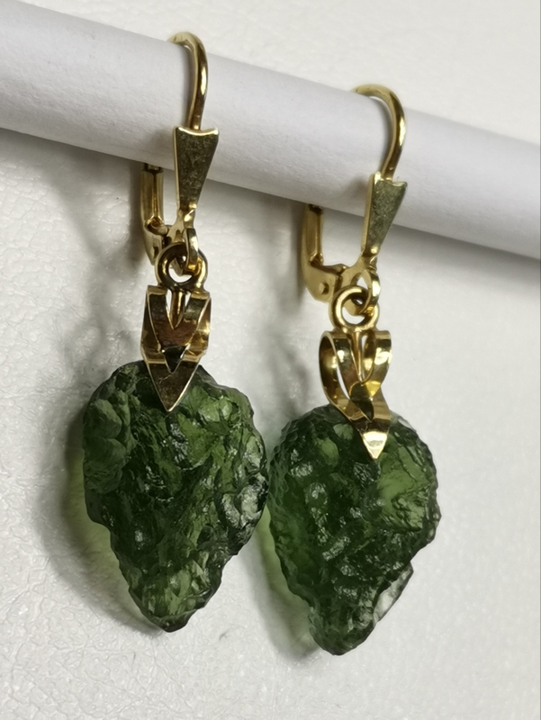 Zlaté naušnice se zavěšeným vltavínem