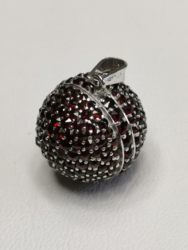 Stříbrný přívěsek s českými granáty, rhodiovaný