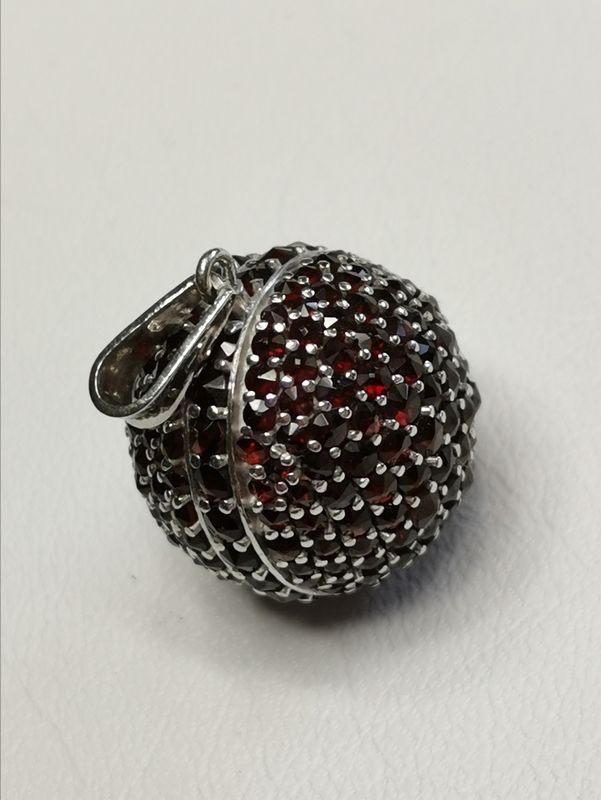 Stříbrný přívěsek s českými granáty, rhodiovaný