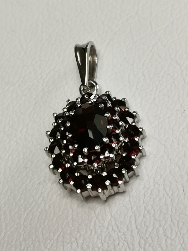 Stříbrný přívěsek s českými granáty, rhodiovaný