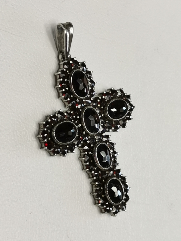 Stříbrný přívěsek s českými granáty, rhodiovaný