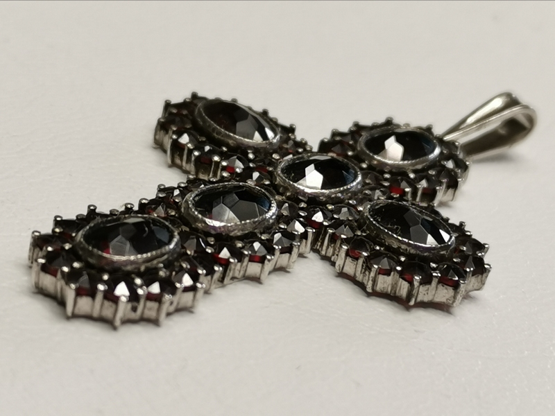 Stříbrný přívěsek s českými granáty, rhodiovaný