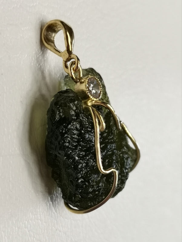 Zlatý přívěs s přírodním vltavínem a zirkonem