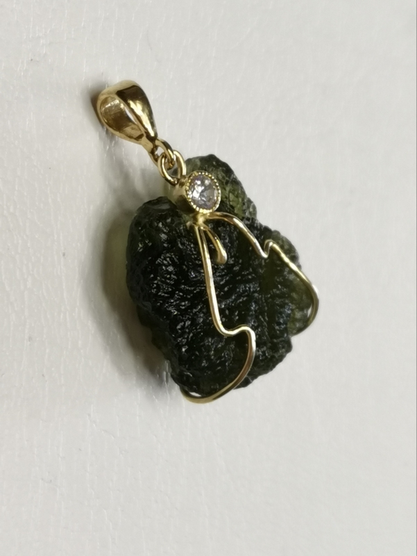 Zlatý přívěs s přírodním vltavínem a zirkonem