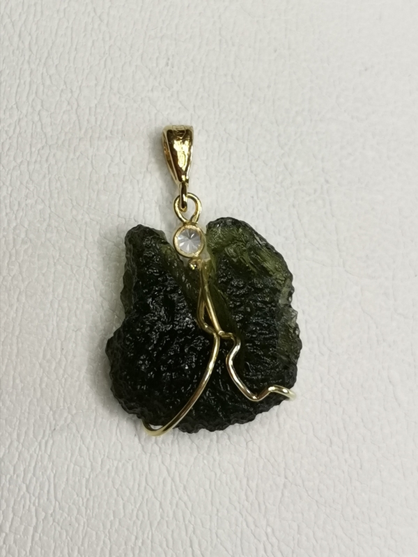 Zlatý přívěs s přírodním vltavínem a zirkonem