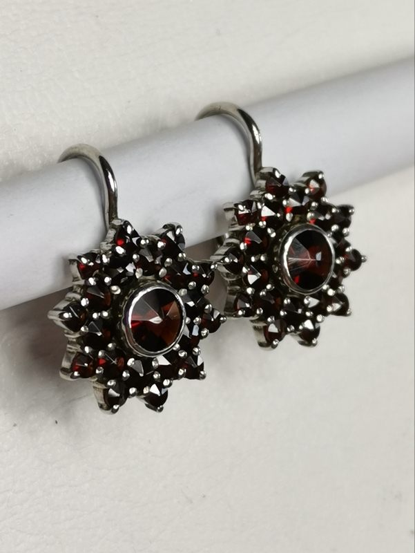 Stříbrné náušnice s českými granáty, rhodiované