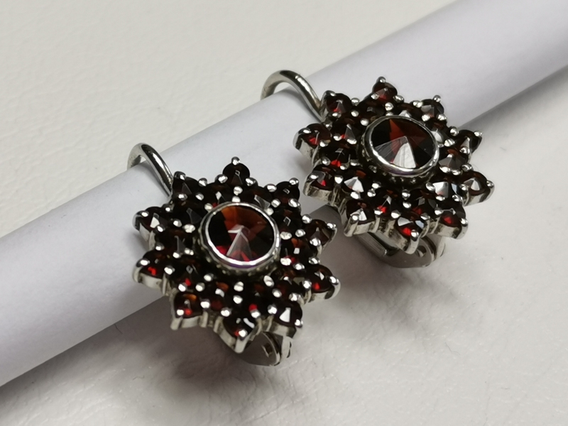 Stříbrné náušnice s českými granáty, rhodiované