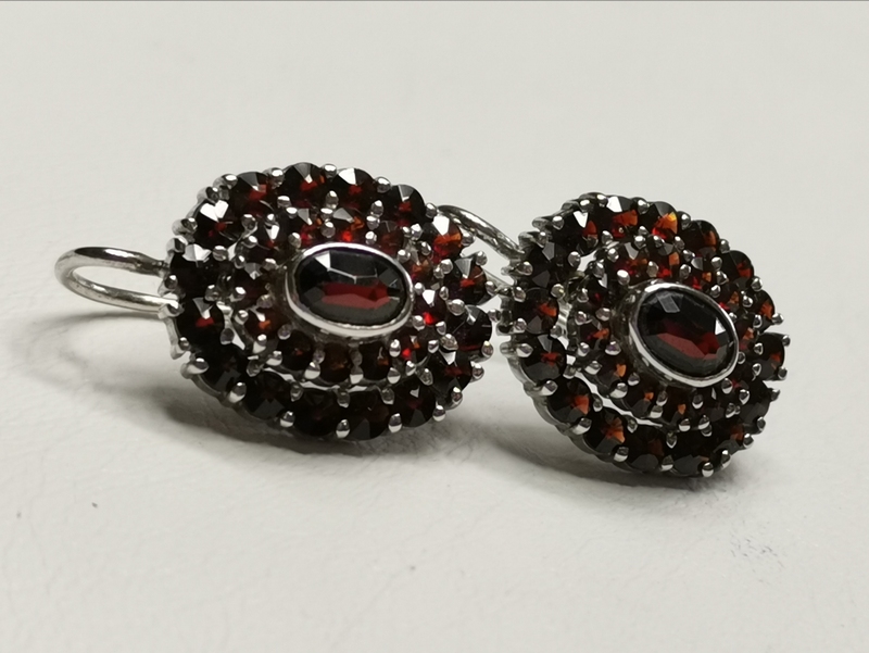 Stříbrné náušnice s českými granáty, rhodiované