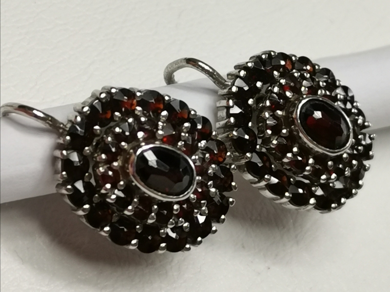 Stříbrné náušnice s českými granáty, rhodiované