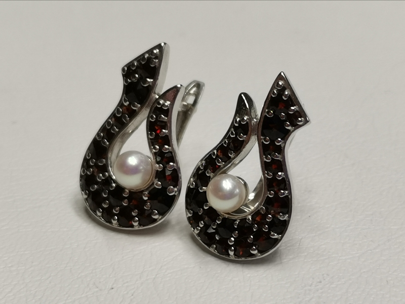 Stříbrné náušnice s českými granáty, rhodiované