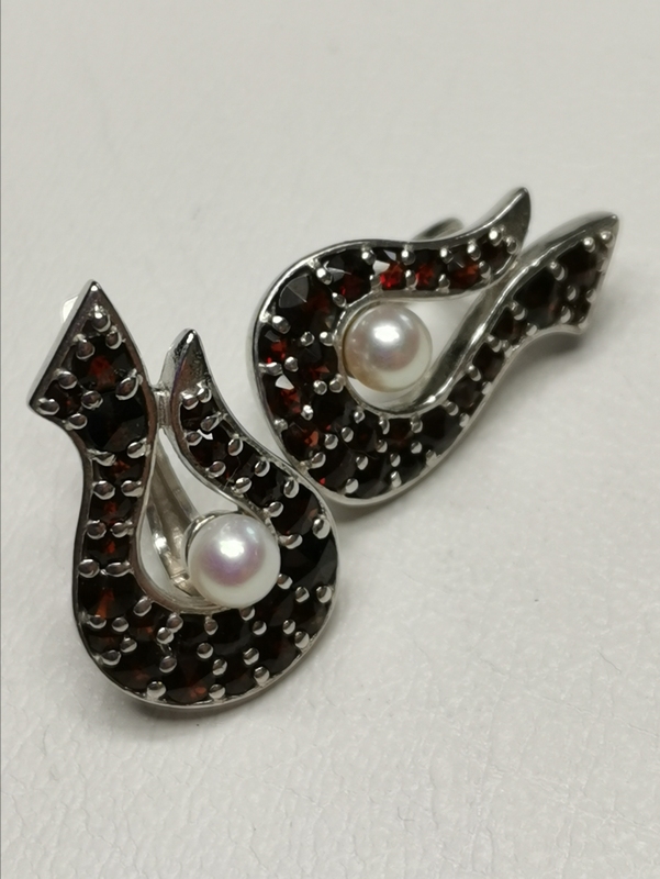 Stříbrné náušnice s českými granáty, rhodiované