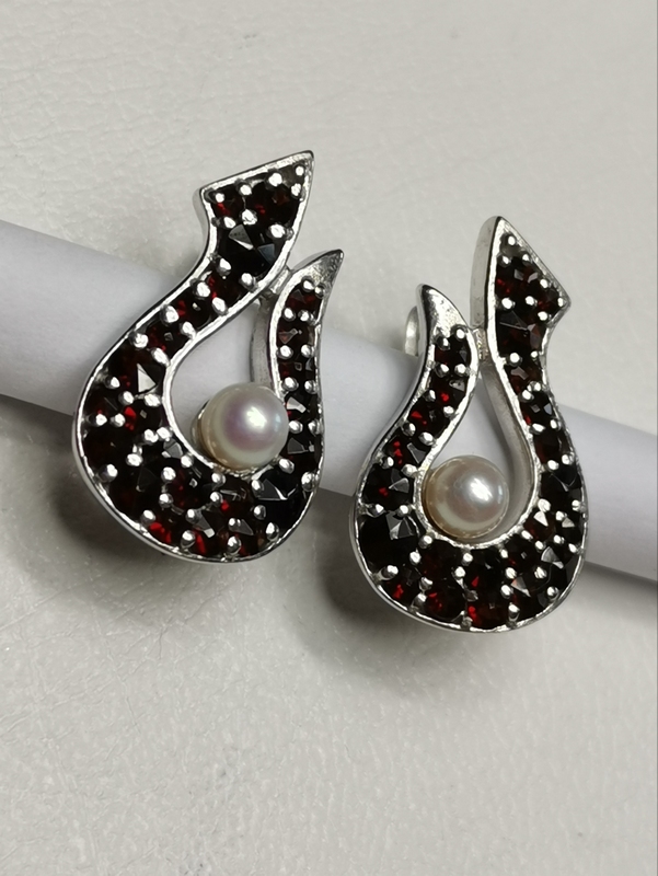 Stříbrné náušnice s českými granáty, rhodiované