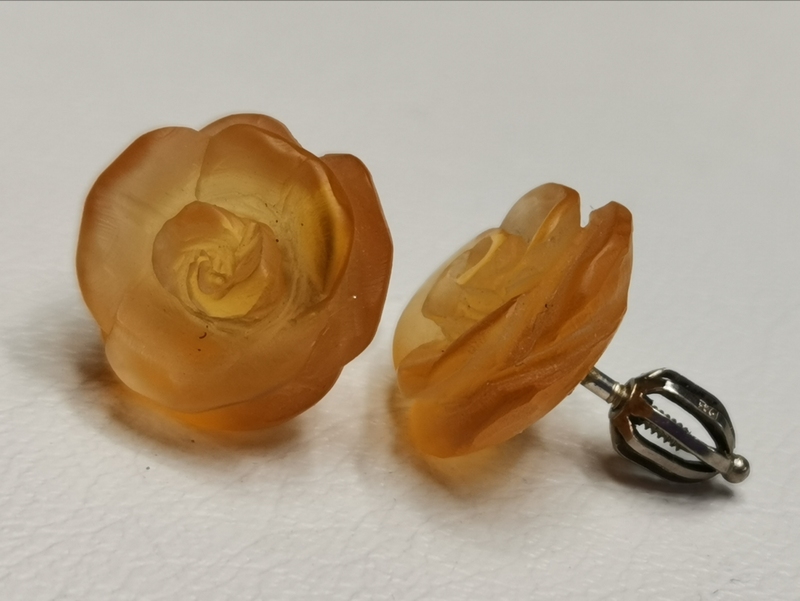 Naušnice růžičky vyřezané z jantaru, stříbrné zapínání
