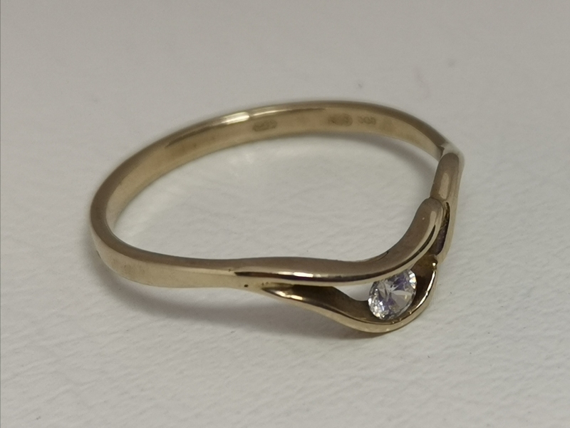 Prsten z bílého zlata se zirkonem