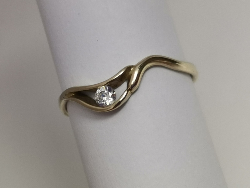 Prsten z bílého zlata se zirkonem