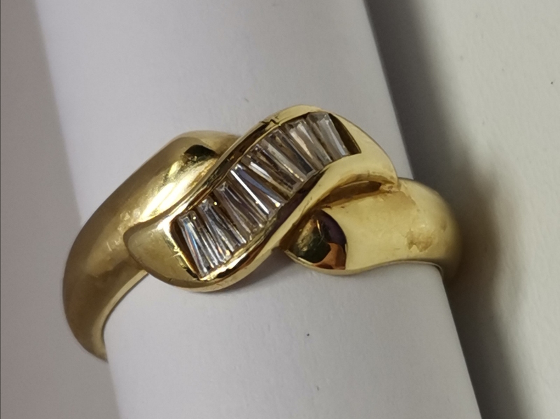 Zlatý dámský prsten se zirkony