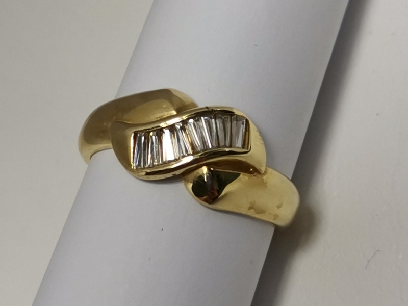 Zlatý dámský prsten se zirkony