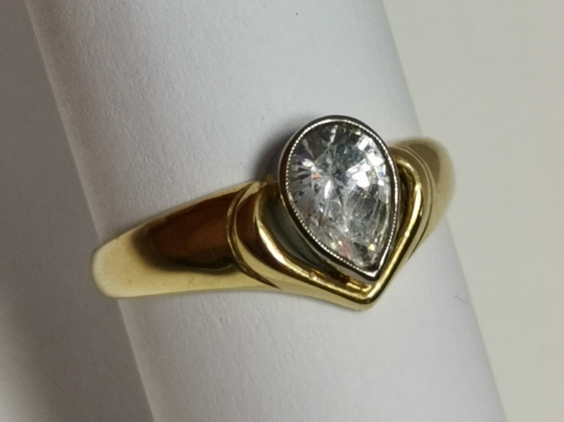 Zlatý dámský prsten se zirkonem ve tvaru kapky