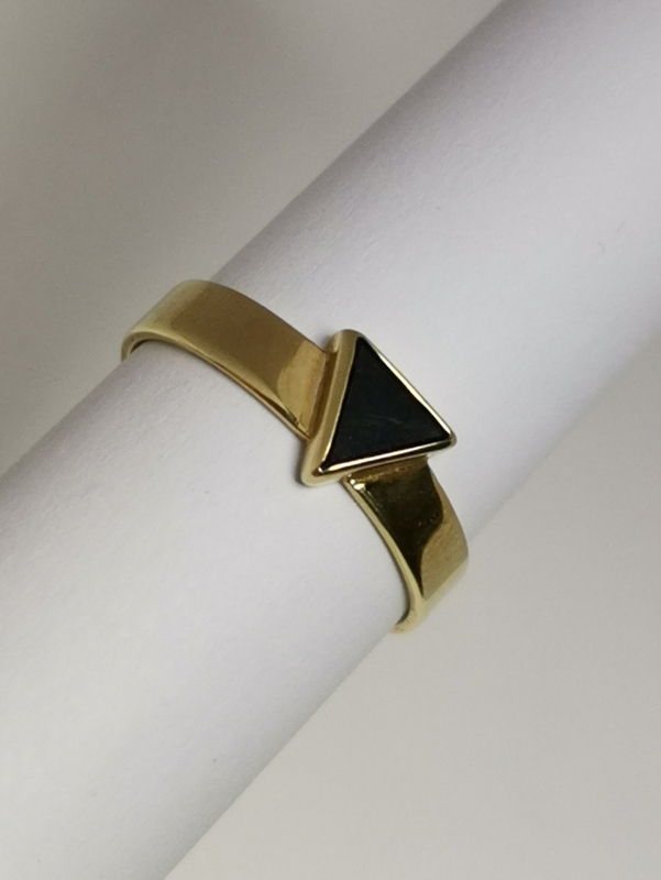 Zlatý dámský prsten s onyxem