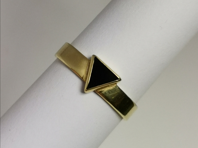 Zlatý dámský prsten s onyxem