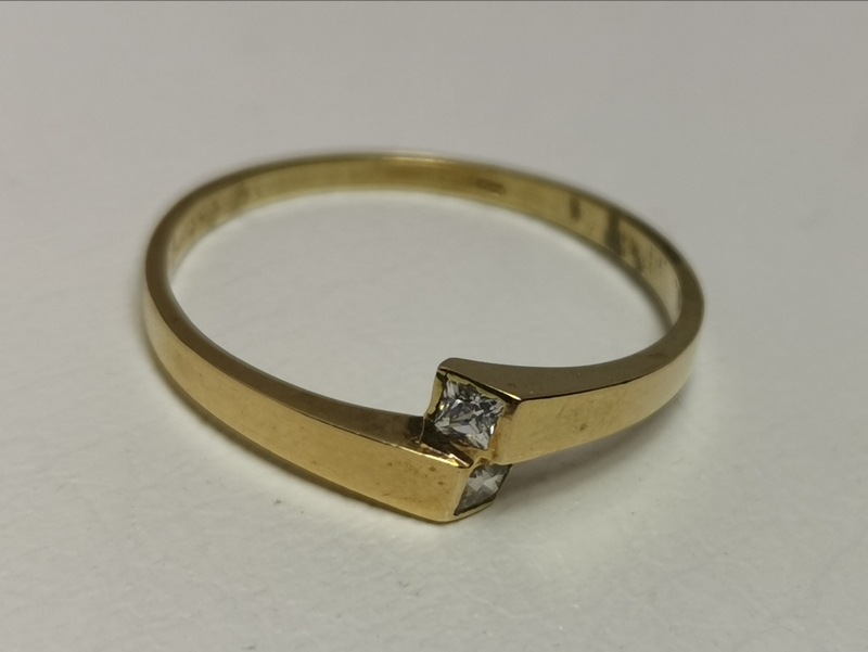 Zlatý dámský prsten se dvěma zirkony