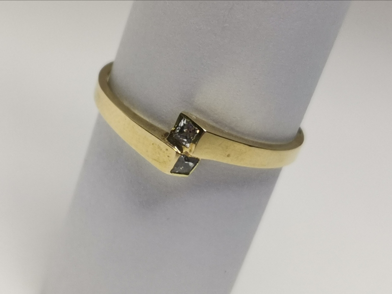 Zlatý dámský prsten se dvěma zirkony