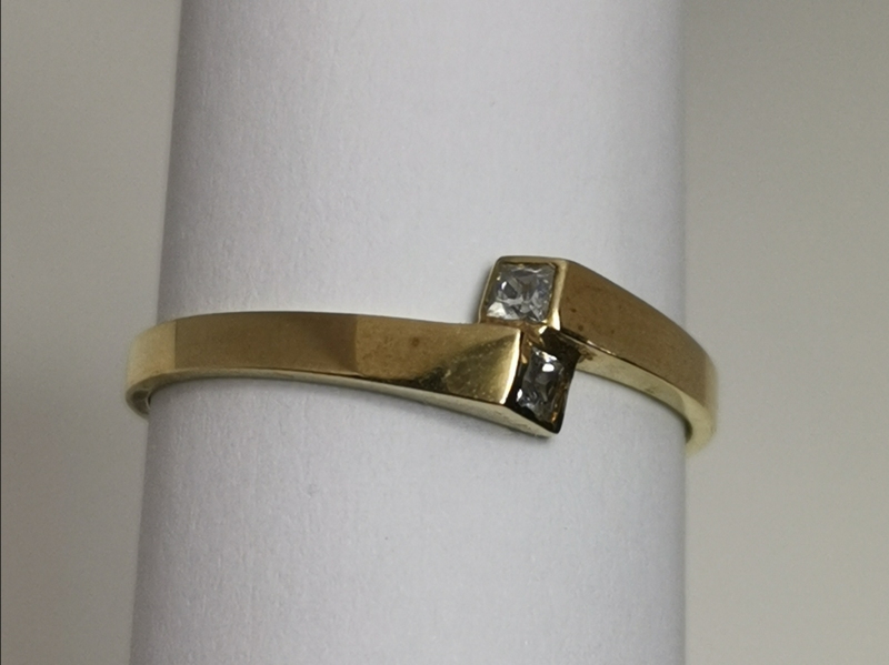 Zlatý dámský prsten se dvěma zirkony