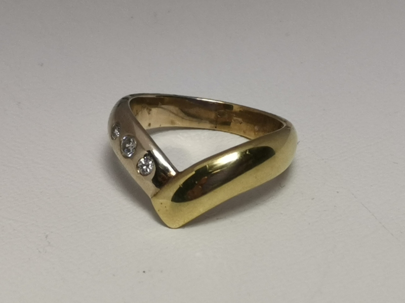 Zlatý dámský prsten se třemi zirkony