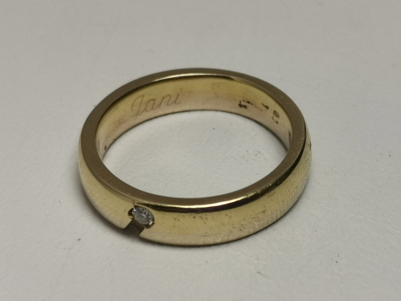 Zlatý dámský prsten s malým briliantem