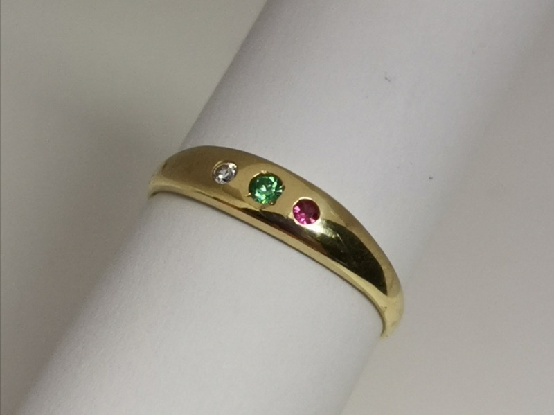 Zlatý dámský prsten s barevnými kamínky
