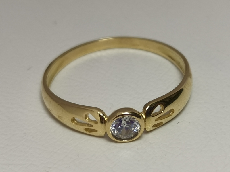 Zlatý dámský prsten s bílým zirkonem