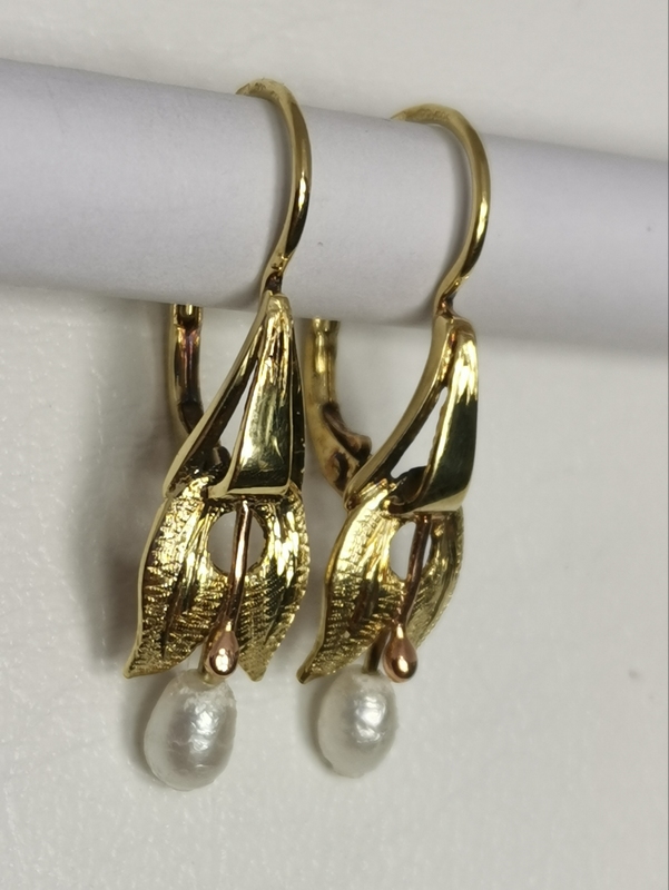 Zlaté dámské naušnice s říční perlou