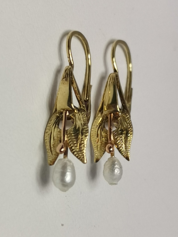 Zlaté dámské naušnice s říční perlou