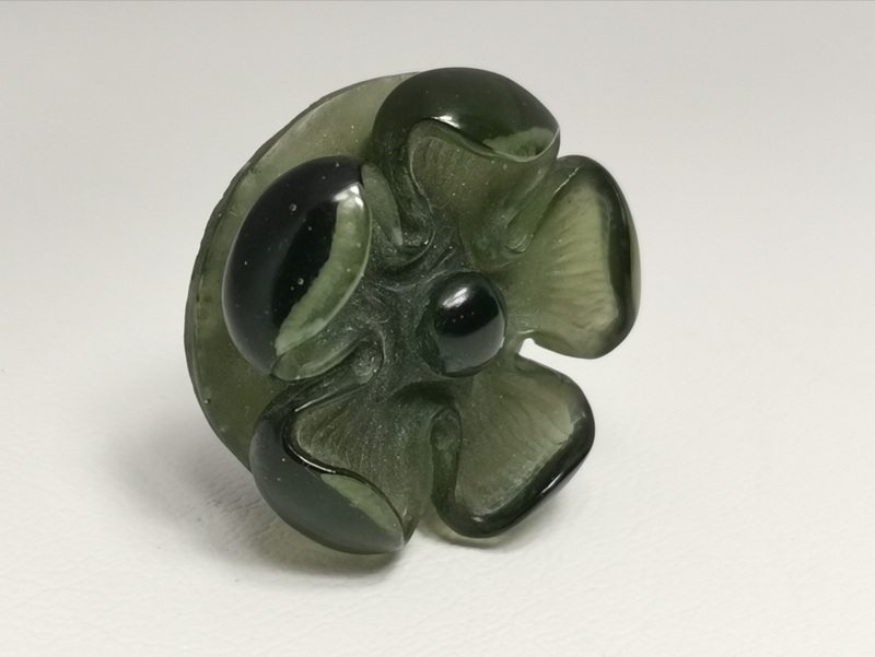 Vltavínová glyptika pětilistá růže