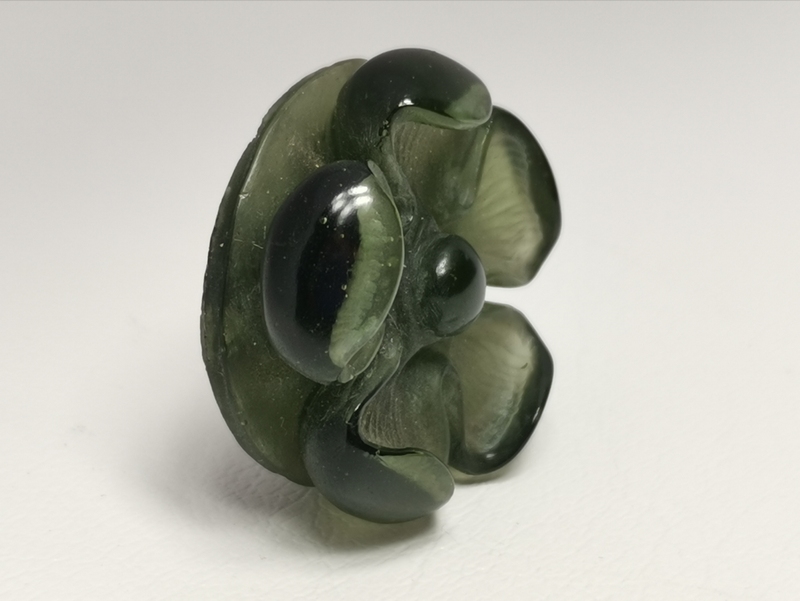 Vltavínová glyptika pětilistá růže