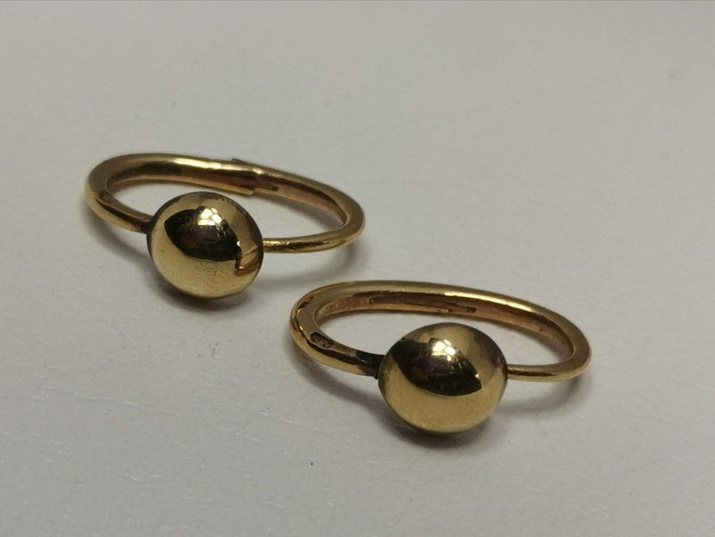 Zlaté dětské naušnice s kuličkou