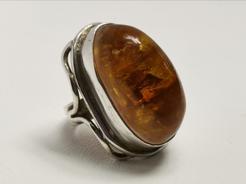 Masívní stříbrný prsten s jantarem