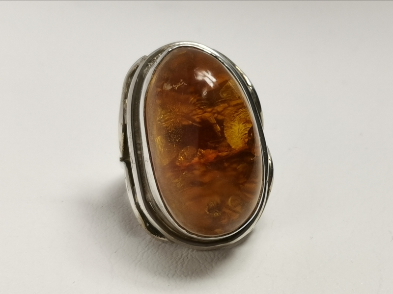 Masívní stříbrný prsten s jantarem